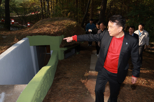 김영환 충북도지사가 과거 방호 초소로 사용하던 벙커(Bunker)를 둘러보고 있다. 사진=충북도 제공