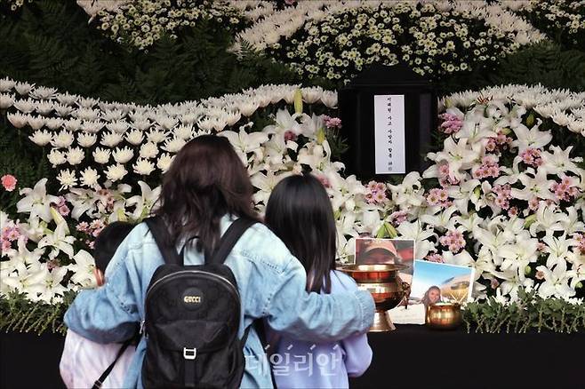 이태원 사고 사망자 합동분향소에서 한 시민이 아이들과 함께 이태원 참사 희생자들을 조문하고 있다(자료사진). ⓒ데일리안 홍금표 기자