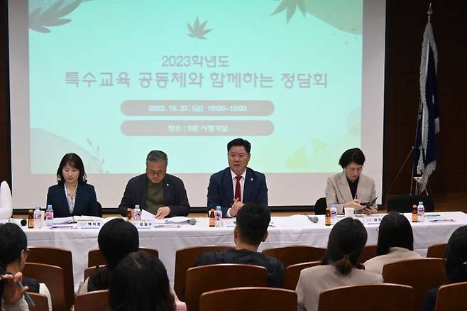 지난 27일 용인강남학교에서 열린 '특수교육 공동체와 함께하는 정담회'에서 정하용 경기도의원이 발언을 하고 있는 모습. ⓒ경기도의회 제공