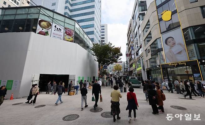 25일 오전 중구 명동거리 초입에 위치한 올리브영 플래그십스토어에서 리뉴얼 공사가 진행되고 있다. 박형기 기자 oneshot@donga.com