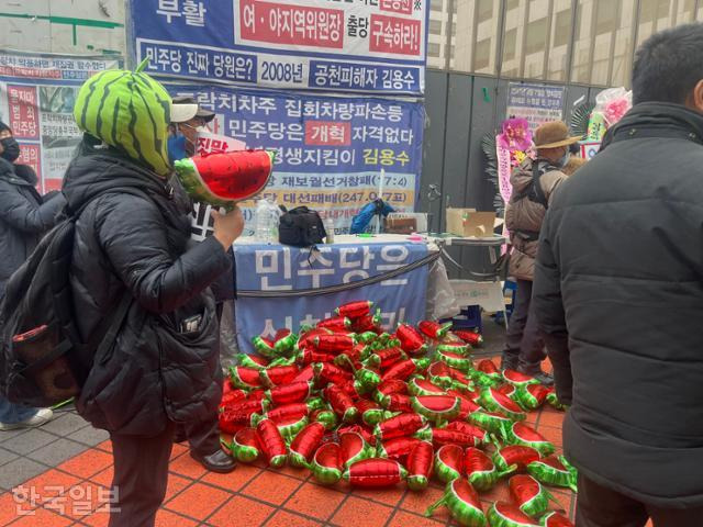 지난 3일 서울 여의도 더불어민주당 중앙당사 앞에서 이재명 대표 강성 지지자 10여 명이 '수박 깨기 행사'를 준비하고 있다. 수박은 '겉은 파랗지만 속은 빨갛다'는 의미로, 이 대표 지지자들이 비명계 의원들을 일컫는 은어다. 우태경 기자