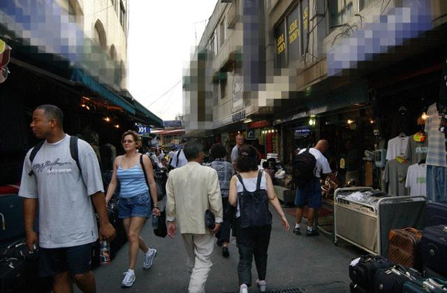 2003년 이태원의 한 골목길을 시민들이 걷고 있다. 한국일보 자료사진