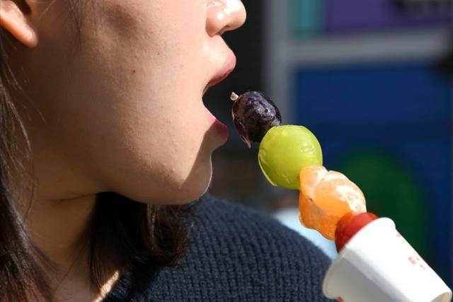 지난 12일 서울 중구 거리에서 한 시민이 탕후루를 먹고 있다. 윤서영 인턴기자