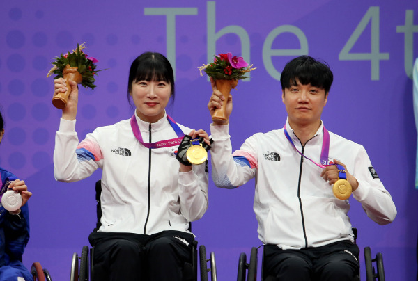 28일 혼성 복식 우승으로 3관왕을 달성한 서수연(왼쪽)과 2관왕에 오른 박진철. 사진공동취재단