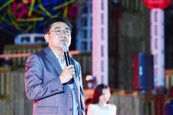 오승록 노원구청장이 13일 오후 서울 노원구 당현천 바닥분수에서 열린 2023 빛조각페스티벌 '노원달빛산책' 개막식에서 인사말을 하고 있다. 사진 노원구=뉴스1