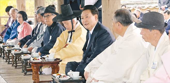 < 병산서원 유림 만난 尹 > ‘탕평 정신’ 강조 윤석열 대통령이 27일 경북 안동 병산서원에서 열린 유림간담회에 참석해 발언하고 있다. 이번 방문은 윤 대통령이 당선인 신분이던 지난해 4월 첫 지방 행보로 안동을 찾은 지 1년 반 만이다.  /김범준 기자