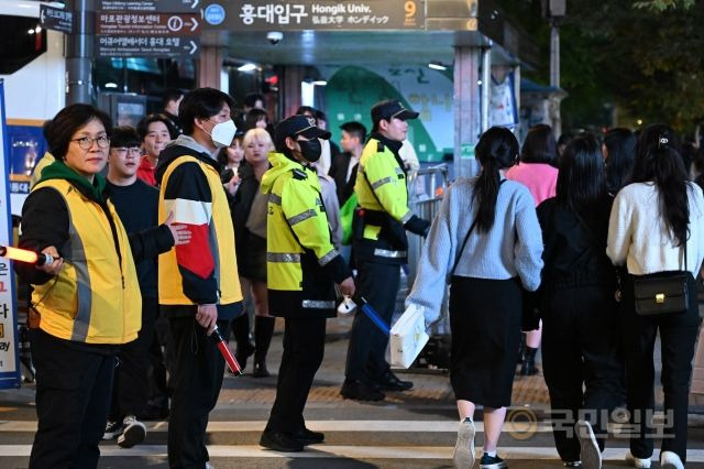 홍대입구 9번출구가 입장이 통제되고 있다.