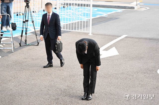 28일 오후 마약 투약 혐의를 받고 있는 배우 이선균이 조사를 받기 위해 인천 남동구 논현경찰서에 도착해 허리 숙여 사과를 하고 있다. 경찰은 시약 검사와 함께 마약류 투약 여부 등을 조사할 예정이다. 장용준기자