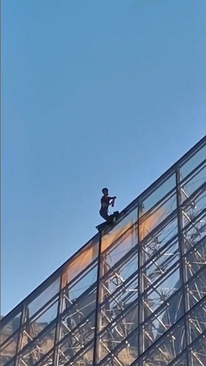 프랑스에서 활동하는 환경운동가가 루브르 박물관 피라미드에 페인트를 붓고 있다. [사진 출처 = 인스타그램 갈무리]