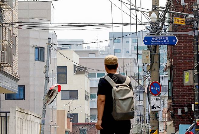 서울의 한 빌라 밀집지역 골목을 시민이 걷고 있다. /사진=뉴스1
