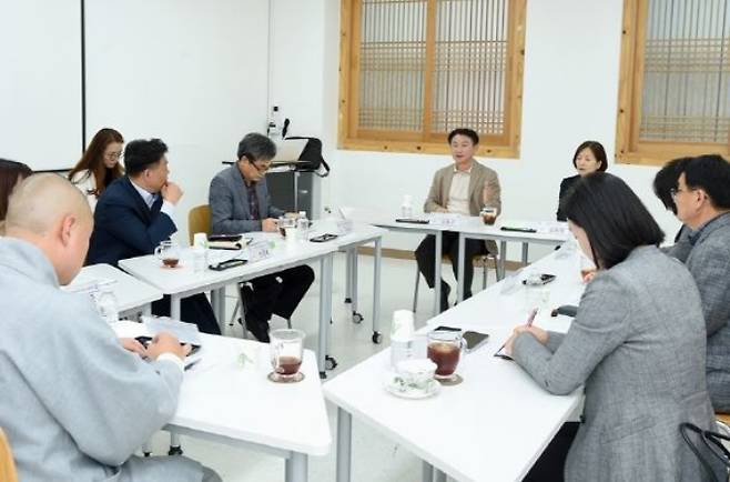 김동근 의정부시장은 10월 27일 송산노인종합복지관에서 열린 복지관 기관장과의 간담회에서 "의정부시는 예산편성에 사회적 약자 보호를 최우선할 것이며, 생존권 위협은 있을 수 없다"고 밝혔다. / 사진제공=의정부시