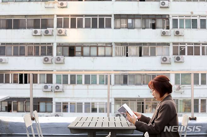 [서울=뉴시스] 박진희 기자 = 소설 '한 사람을 더하면' 작가 은모든이 지난 25일 서울 중구 한 카페에서 인터뷰 하고 있다. 2023.10.28. pak7130@newsis.com