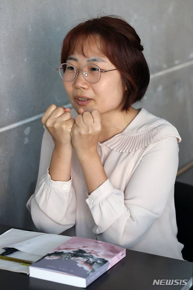[서울=뉴시스] 박진희 기자 = 소설 '한 사람을 더하면' 작가 은모든이 지난 25일 서울 중구 한 카페에서 인터뷰 하고 있다. 2023.10.28. pak7130@newsis.com