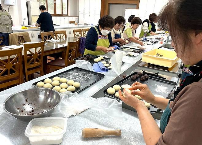 고창군 생활개선회 회원들이 쌀빵 제빵기술을 습득하기 위해 교육을 받고 있다. *재판매 및 DB 금지