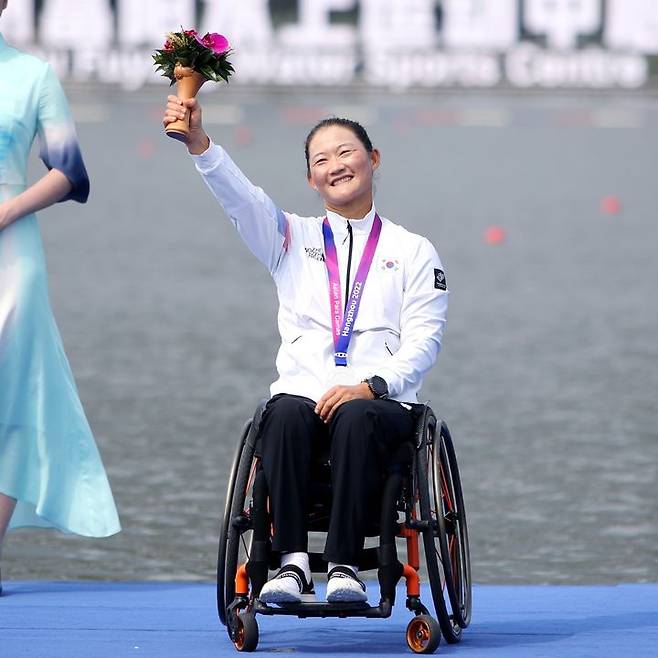 [서울=뉴시스] 김세정은 28일 중국 저장성 항저우의 푸양 수상스포츠센터에서 열린 2022 항저우 장애인아시안게임 조정 여자 싱글 스컬 결승에서 11분45초89를 기록, 2위를 차지했다. (사진 = 대한장애인체육회 제공) *재판매 및 DB 금지