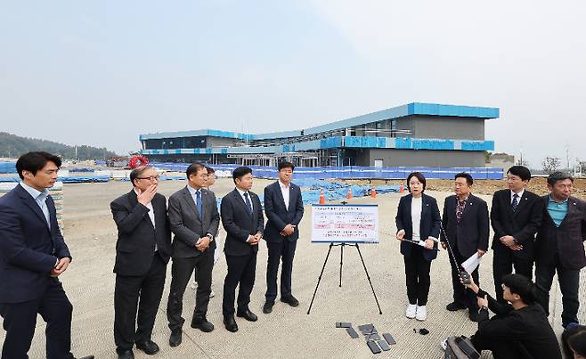 24일 오전 경기도 양평군 중부내륙선 남한강 휴게소 공사 현장에서 열린 더불어민주당 국토교통위원회 국회의원 현장 방문 및 기자회견에서 이소영 의원이 발언하고 있다. 연합뉴스