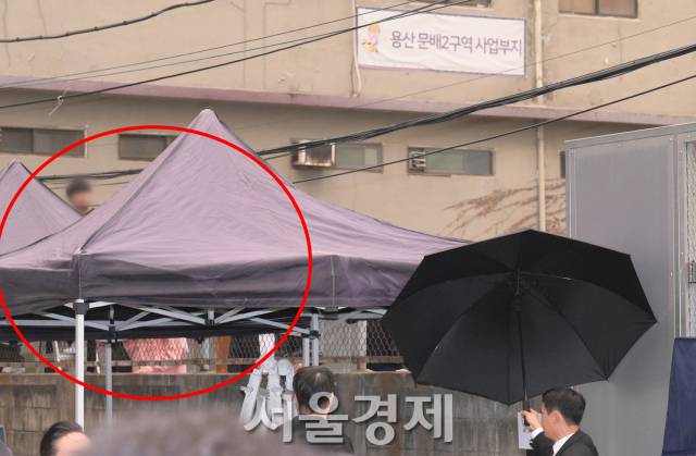 사생팬들이 현장을 보기 위해 사다리를 밟고 올라가 있다