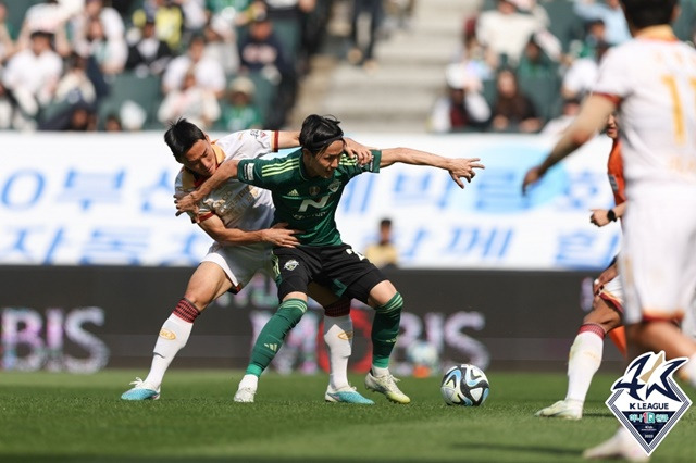 포항스틸러스와 전북현대(초록색 유니폼) 경기. /사진=한국프로축구연맹 제공