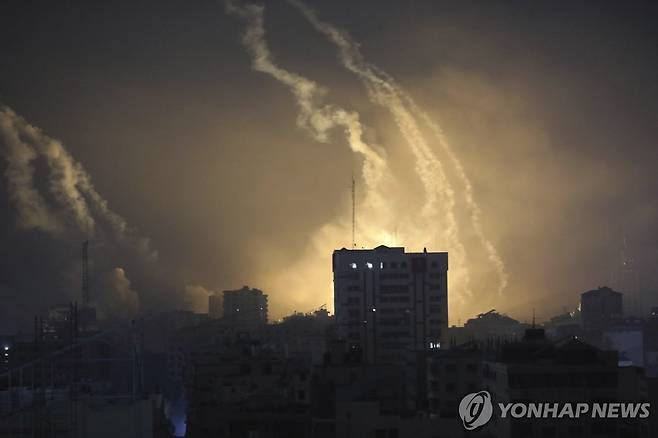 이스라엘 폭격 받은 가자지구 연기 (AP=연합뉴스) 팔레스타인 가자지구 북부에서 이스라엘의 폭격으로 연기가 솟아오르는 모습. 2023.10 28