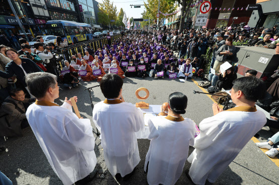 10·29 이태원 참사 1주기를 맞은 29일 오후 서울 용산구 이태원역 인근에서 시민추모대회 사전행사로 열린 4대 종교 기도회에서 유가족 및 추모객들이 참석하고 있다.(사진=연합뉴스)