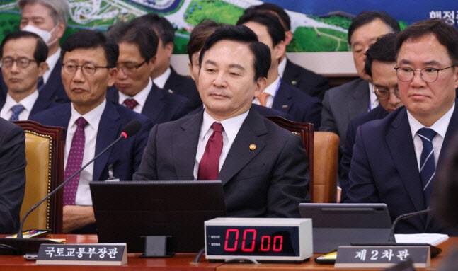 원희룡 국토교통부 장관이 지난 27일 국회 국토교통위원회 국정감사에 출석해 있다. (사진=연합뉴스)