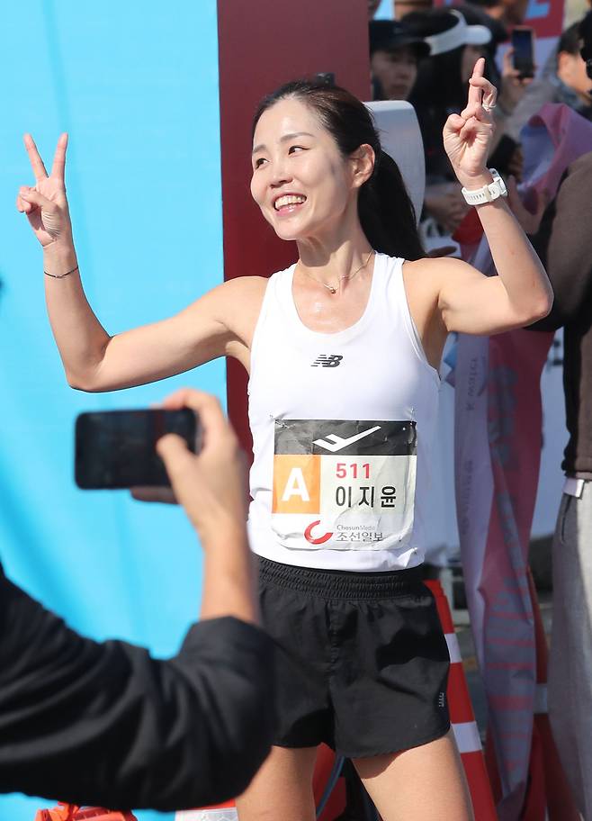 29일 강원 춘천 공지천에서 열린 가을의 전설 2023 춘천마라톤에서 마스터스 부문 여자 1위 이지윤이 결승선을 통과한 이후 포즈를 취하고 있다. /남강호 기자