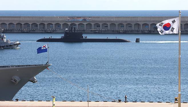 해군의 3000t급 중형 잠수함 도산안창호함이 지난 10월 19일 제주 남방 해역에서 열리는 대잠수함전 훈련에 참여하기 위해 제주해군기지에서 출항하고 있다. /연합뉴스