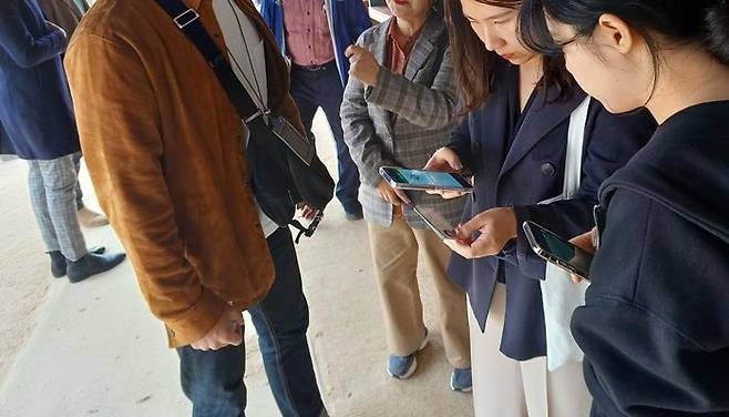 서울시는 최근 외국인 단체관광객이 자주 찾는 명동과 청계천, 경복궁 일대에서 불법 가이드 단속 및 근절 캠페인을 진행했다고 29일 밝혔다. 사진은 조회 앱을 통해 자격증을 확인하는 모습.ⓒ서울시 제공