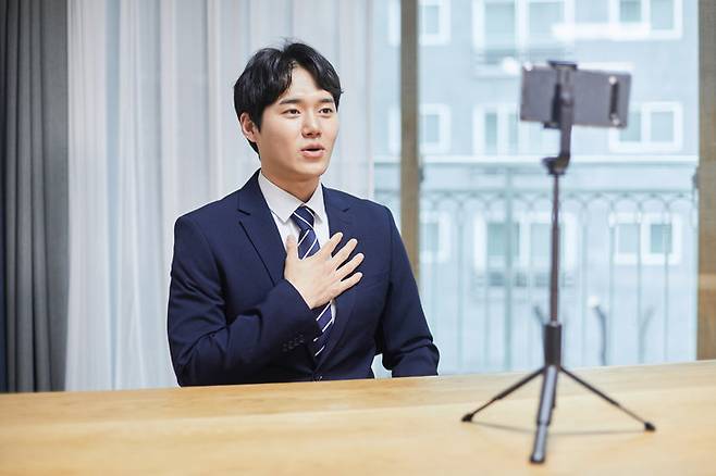 최대한 실전과 비슷한 상황으로 연출해 영상을 찍어보고, 이를 모니터링하면 도움된다. 생각보다 자신이 긴장한 모습이 끔찍하지 않다는 것을 확인하는 작업이다. 게티이미지뱅크