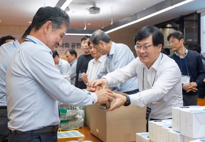 지난 26일 서울 용산구 HDC현대산업개발 본사에서 진행된 사회공헌 행사에서 김회언 HDC현대산업개발 대표이사(앞줄 오른쪽)와 세아건설 황기만 대표이사(앞줄 왼쪽)가 용산에 거주하는 참전용사 및 상이군경에게 전달할 선물을 포장하고 있다. HDC현대산업개발 제공