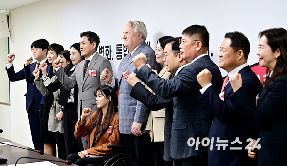 인요한 국민의힘 혁신위원장과 혁신위원들이 27일 서울 여의도 국민의힘 당사에서 열린 '국민과 함께 혁신위원회' 제1차 전체회의에 앞서 기념촬영을 하고 있다. 왼쪽부터 박우진·임장미·송희·정선화·오신환·이소희 혁신위원, 인요한 혁신위원장, 박소연·최안나·박성중·김경진·정해용·이젬마 혁신위원. [사진=곽영래 기자]