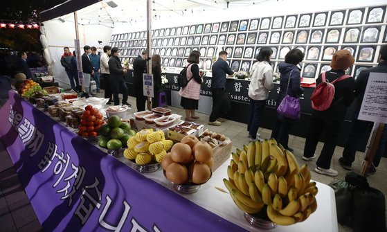 10·29이태원 참사 1주기를 하루 앞둔 28일 오후 서울시청 앞 합동분향소에서 열린 1주기 추모제에 음식이 놓여있다. 뉴스1