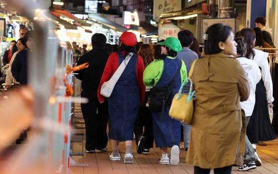 핼러윈 데이를 앞둔 지난 27일 서울 마포구 홍대거리가 시민들로 붐비고 있다.  뉴스1