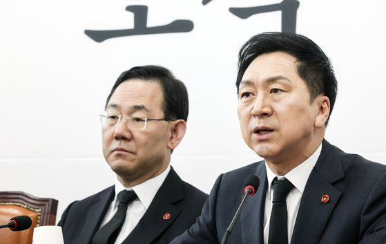 지난 4월 3일 국회에서 열린 국민의힘 최고위원회의에 참석한 김기현 대표(오른쪽)와 주호영 원내대표. 김성룡 기자