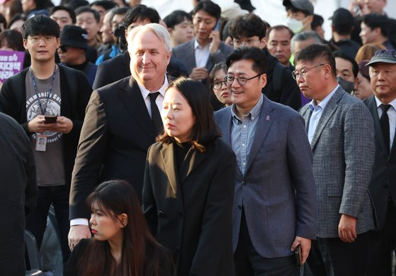 인요한 국민의힘 혁신위원장과 홍익표 더불어민주당 원내대표가 29일 오후 서울 중구 서울광장에서 열린 10·29 이태원 참사 1주기 시민추모대회 '기억, 추모, 진실을 향한 다짐'에 참석하고 있다. 뉴스1