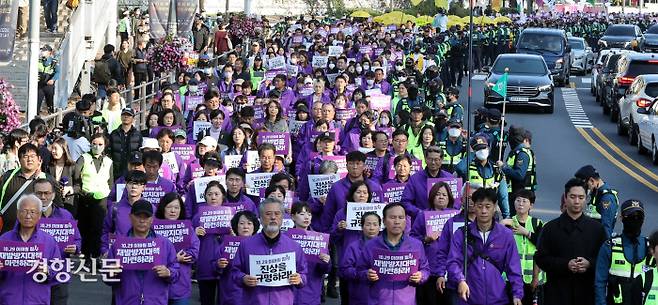 끝없는 ‘보랏빛 슬픔’ 이태원 참사 1주기인 29일 유가족과 시민들이 서울 이태원 참사 현장을 출발해 용산 대통령실을 지나 추모대회가 열리는 서울광장으로 향하고 있다. 문재원 기자