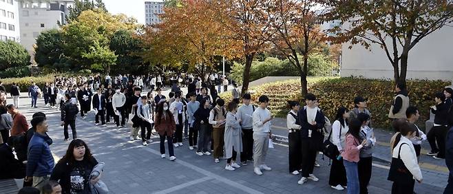 2024학년도 한국외대 수시모집 학생부종합전형 면접고사가 실시된 29일 서울 동대문구 이문동 한국외대 캠퍼스에서 수험생들이 면접장에 들어가고 있다. 2023.10.29 [김호영기자]