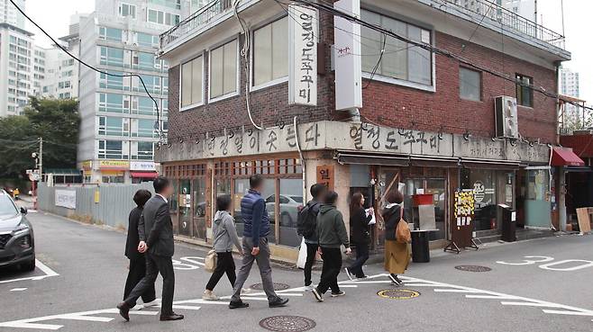 지난 26일 김웅 하나은행 부동산투자자문센터 전문위원이 서울 용산구 원효로1가 상권에 대해 VIP 고객들에게 설명하고 있다. 하나은행