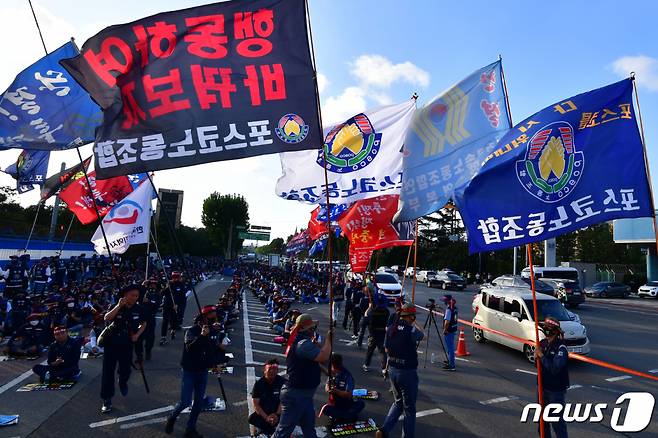 (포항=뉴스1) 최창호 기자 = 한국노총 금속노련 포스코노동조합이 7일 오후 포스코 포항제철소 본사 앞에서 사측과 임단협 결렬에 따른 쟁의대책위원회(쟁대위) 출범식을 개최했다.   쟁대위 출범식에 참석한 김동명 한국노총 위원장과 노조원들이 구호를 외치고 있다. 2023.9.7/뉴스1  Copyright (C) 뉴스1. All rights reserved. 무단 전재 및 재배포 금지.