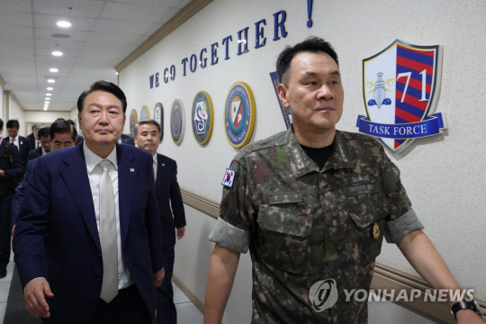 윤석열 대통령이 지난 7월19일 부산 남구 해군작전사령부에서 김명수 해군작전사령관과 함께 이동하고 있다. 대통령실 제공