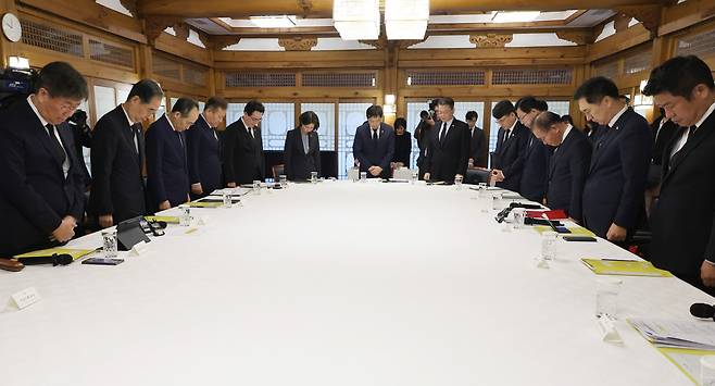 29일 오전 서울 종로구 삼청동 총리 공관에서 열린 고위 당·정·대 협의회에서 한덕수 국무총리를 포함한 참석자들이 묵념하고 있다. [연합]