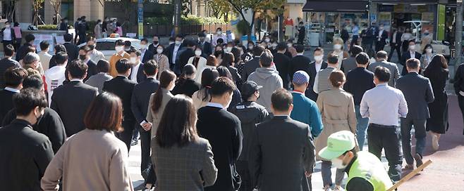 점심시간에 직장인들로 붐비는 서울 여의도역 사거리 ⓒ시사저널 이종현