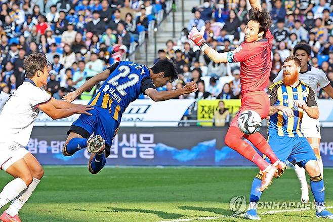 골 넣는 김민혁 (울산=연합뉴스) 김용태 기자 = 29일 울산 문수축구경기장에서 열린 프로축구 하나원큐 K리그1 울산 현대와 대구FC의 경기에서 울산 김민혁이 선제골을 넣고 있다. 2023.10.29 yongtae@yna.co.kr