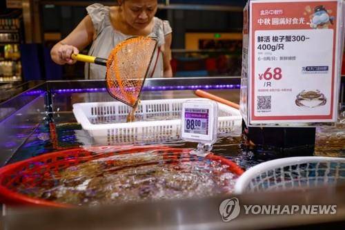 중국, 日오염수 방류에 수산물 수입 전면 금지 일본이 후쿠시마 제1원자력발전소 오염수(일본 정부 명칭 '처리수')의 해양 방류를 시작한 지난 8월 24일 중국 베이징의 대형마트에서 한 여성이 수산물을 보고 있다. 중국 해관총서(세관)는 이날 일본의 오염수 방류 개시 직후 발표한 성명에서 일본이 원산지인 수산물 수입을 전면 중단한다고 밝혔다.
[EPA 연합뉴스 자료사진. 재판매 및 DB 금지]