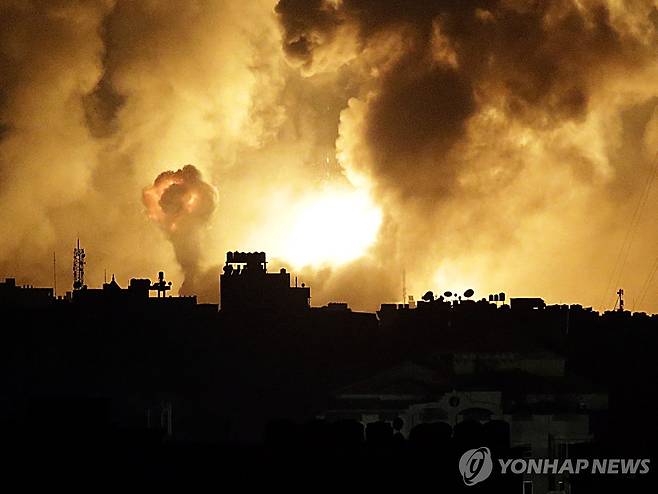 이스라엘 공습에 가자지구서 치솟는 불길 [EPA=연합뉴스] 지난 27일(현지시간) 저녁 이스라엘군의 공습을 받은 가자지구 북부에서 연기와 불길이 치솟고 있다. 2023.10.29