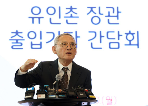 유인촌 문화체육관광부 장관이 30일 서울 서대문구 모두예술극장 라운지에서 문체부 출입기자와 간담회를 갖고 질의응답을 하고 있다. (사진=문화체육관광부 제공).