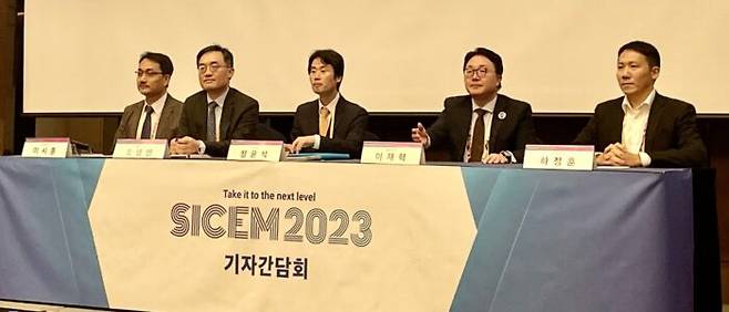 26일 SICEM 2023 기자간담회에서 질의응답 중인 대한내분비학회 집행부. 왼쪽부터 이시훈 국제협력이사, 조영민 학술이사, 정윤석 이사장, 이재혁 총무이사(한양대 명지병원 내분비내과), 하정훈 미래위원회 위원장. 사진=최지현 기자.