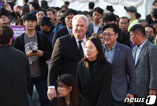 인요한 국민의힘 혁신위원장이 29일 오후 서울 중구 서울광장에서 열린 10·29 이태원 참사 1주기 시민추모대회 '기억, 추모, 진실을 향한 다짐'에 참석하고 있다. 2023.10.29/뉴스1 ⓒ News1 김민지 기자