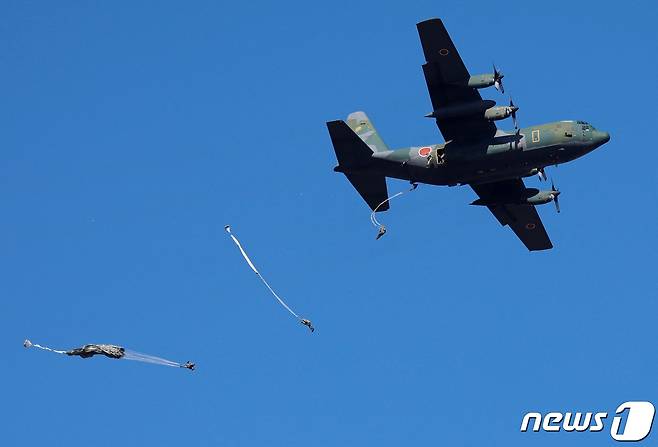 8일 일본 후나바시 나라시노 훈련장에서 미일 연합군사훈련 중 영국군 공군 병사들이 일본 자위대의 C-130C 항공기에서 공중 낙하하고 있다. 2023.02.08 ⓒ 로이터=뉴스1 ⓒ News1 권진영 기자