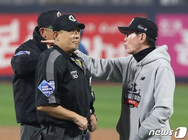 30일 오후 경기 수원시 장안구 KT위즈파크에서 열린 프로야구 '2023 신한은행 SOL KBO 포스트시즌' 플레이오프 1차전 kt 위즈와 NC 다이노스의 경기, 5회말 kt 이강철 감독이 판정과 관련해 심판에게 어필하고 있다. 2023.10.30/뉴스1 ⓒ News1 김영운 기자